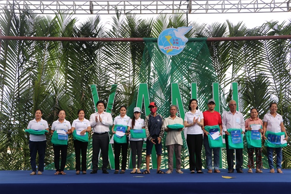 Ban Tổ chức trao tặng đến các ngư dân những túi lưới được làm từ lưới đánh cá